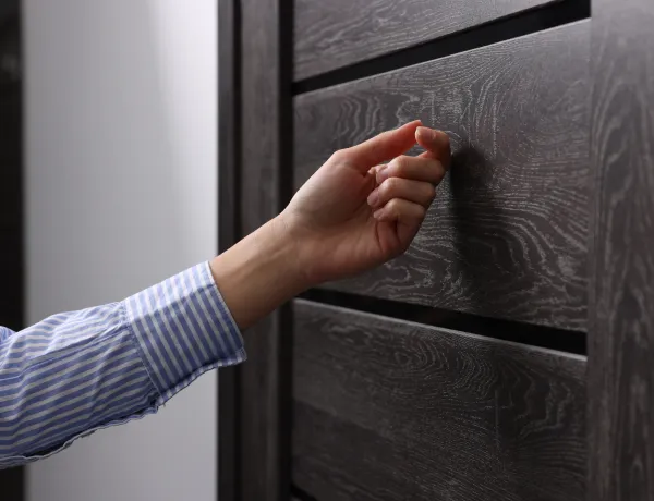 Что делать, если сосед курит на лестничной площадке