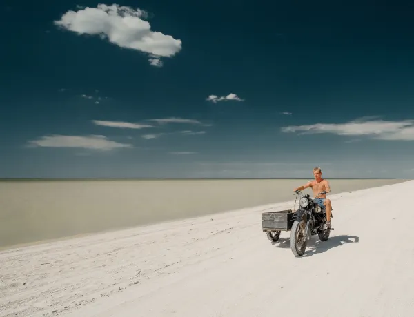 Можно ли ездить за рулем автомобиля, мотоцикла без майки
