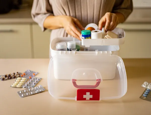 Аптечка с медикаментами в поезд