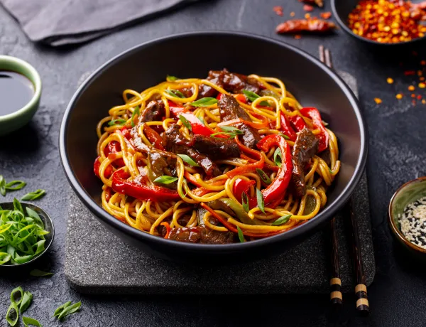 Корейская и китайская лапша с шашлыком